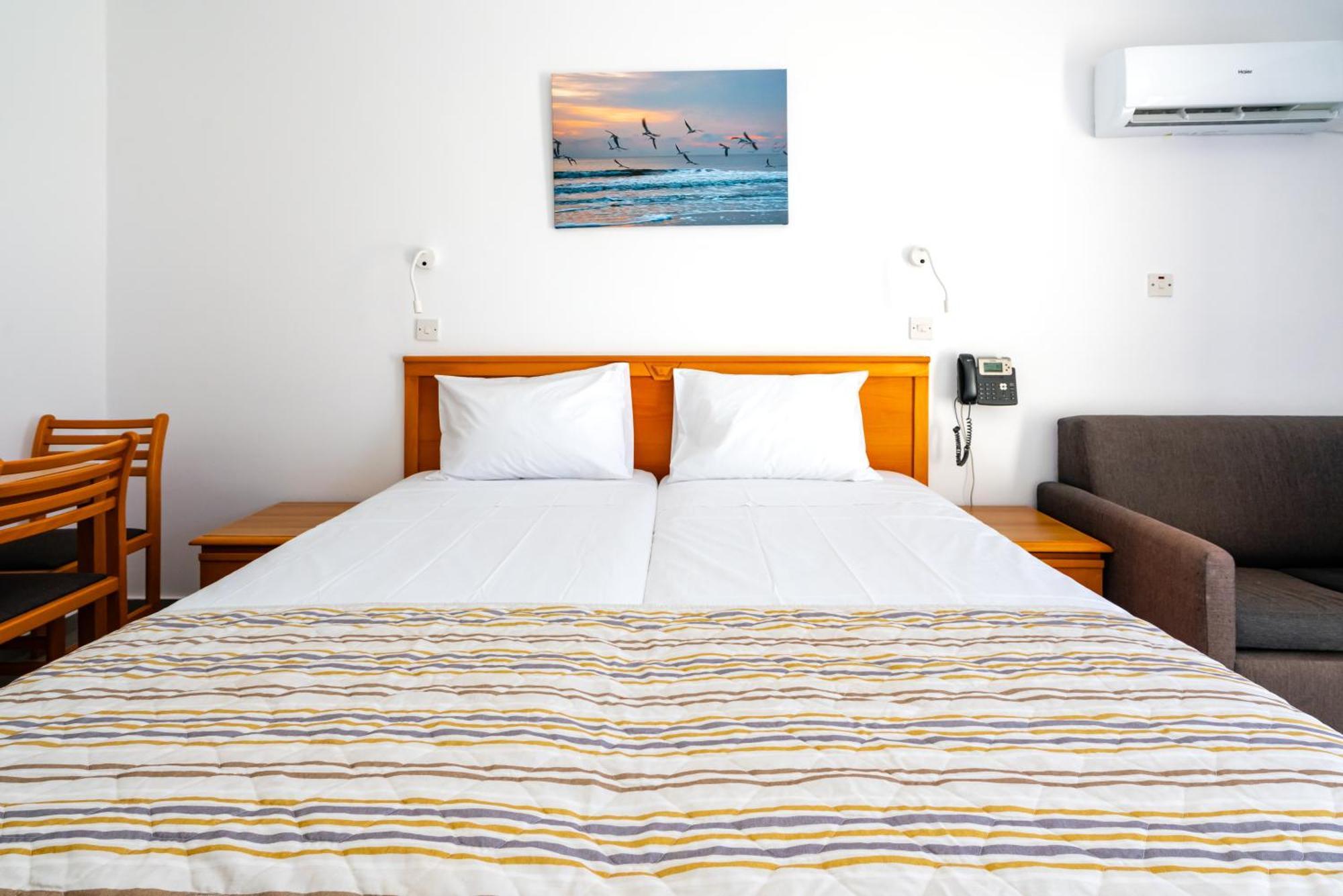 Helios Bay Hotel&Suites Klorakas Habitación foto
