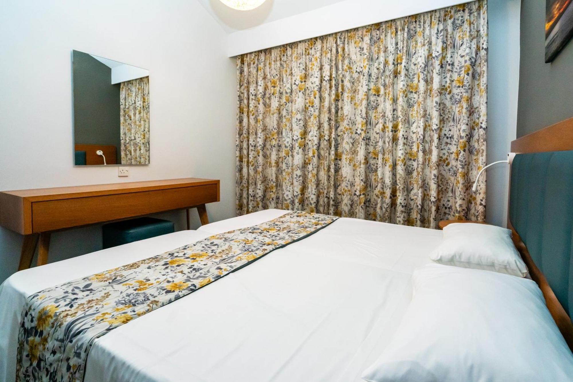 Helios Bay Hotel&Suites Klorakas Habitación foto
